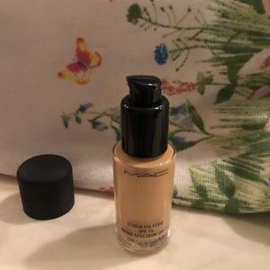 Mac Studiofix NC20 with pump and top!! Too light for my skin.